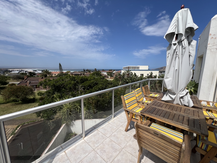 5 Bedroom Property for Sale in Wavecrest Eastern Cape